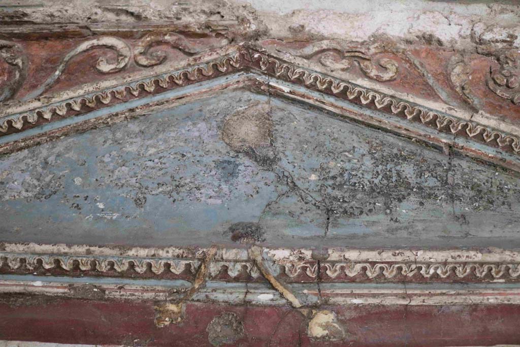 I.8.8 Pompeii. December 2018. Detail of stucco decoration on south wall, with west side of pediment above lararium. Photo courtesy of Aude Durand.