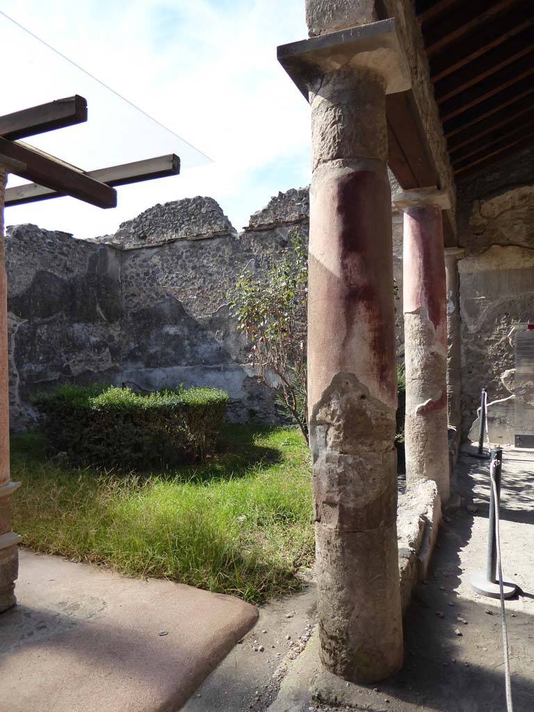 I.8.9 Pompeii. September 2015. Room 8, looking west across portico.
Foto Annette Haug, ERC Grant 681269 DÉCOR.
