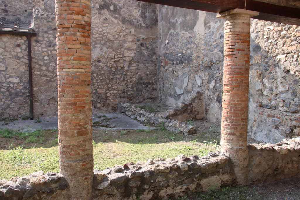 I.8.10 Pompeii. October 2017. Looking towards north-west corner of Peristyle 1.
Foto Taylor Lauritsen, ERC Grant 681269 DÉCOR.
