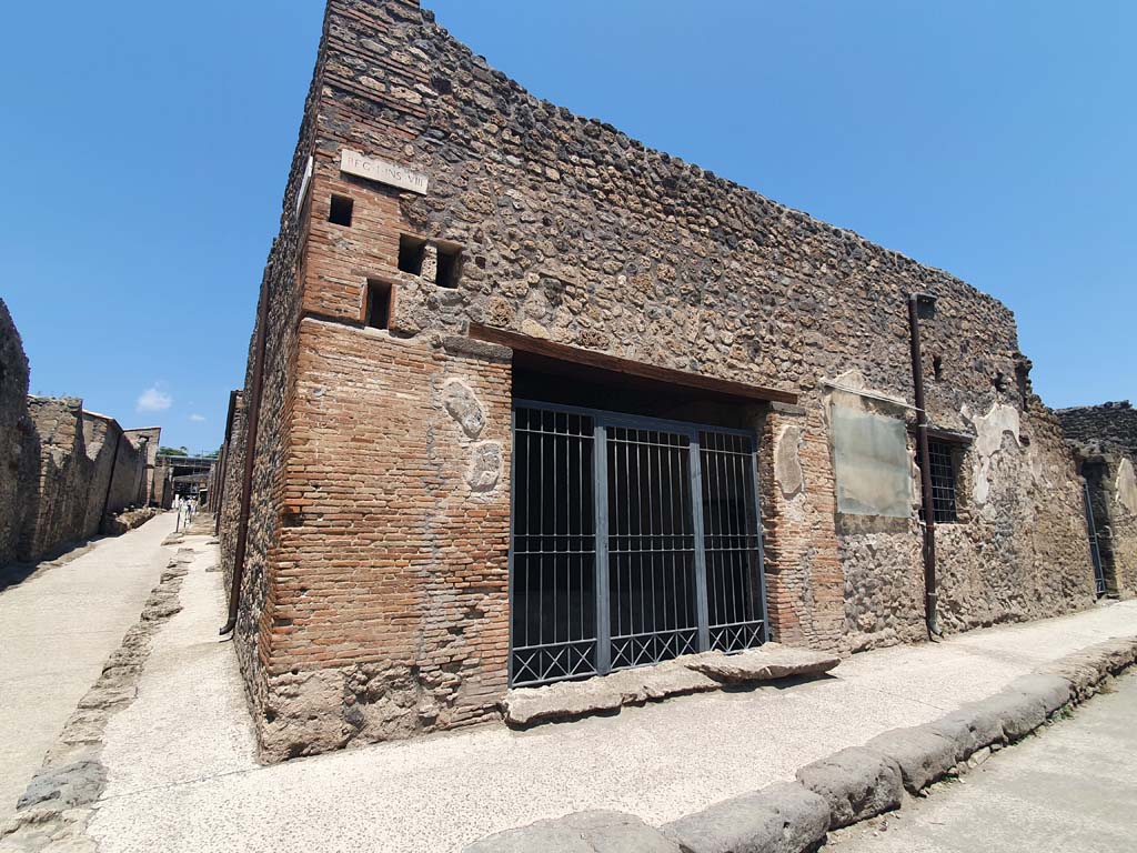 I.8.15 Pompeii. July 2021. Looking north on Via di Castricio towards entrance doorway, at junction with Vicolo dell’Efebo, on left.
Foto Annette Haug, ERC Grant 681269 DÉCOR.

