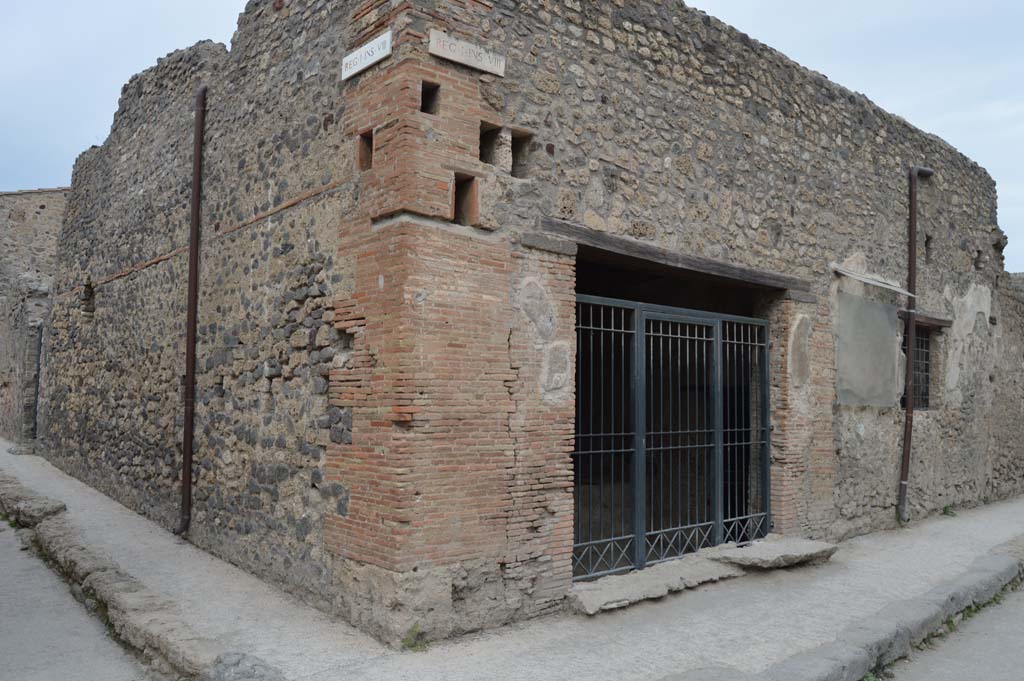 I.8.15 Pompeii. October 2017. Looking north-east from junction, with entrances at I.8.16, on left, and I.8.15, centre right.
Foto Taylor Lauritsen, ERC Grant 681269 DÉCOR.
