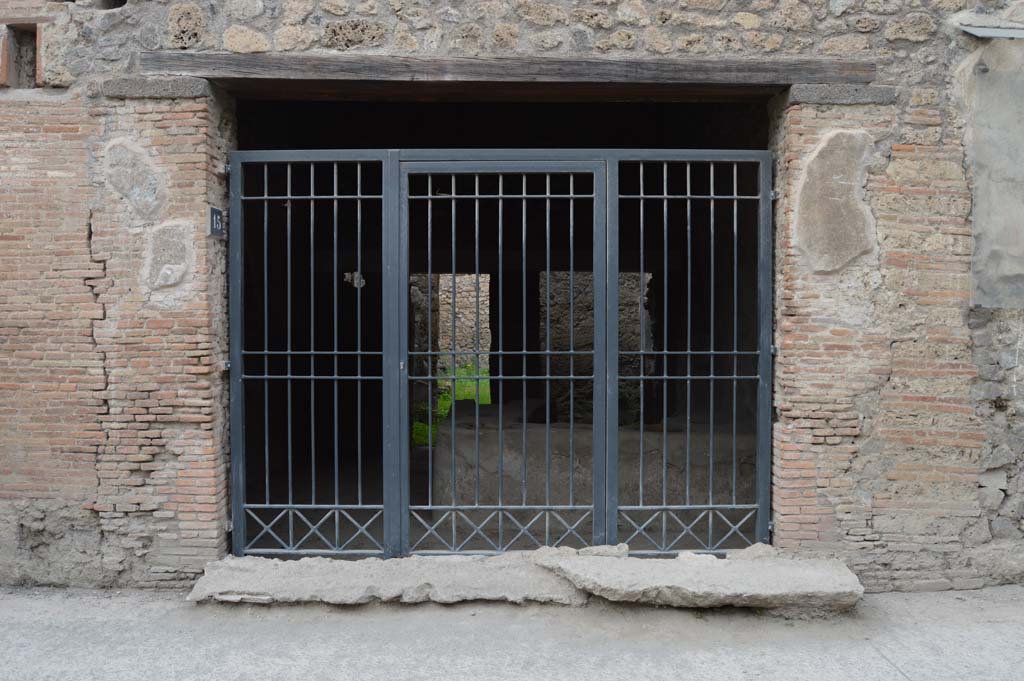 I.8.15-16, Pompeii. May 2003. Detail of iron grating from window. Photo courtesy of Nicolas Monteix.