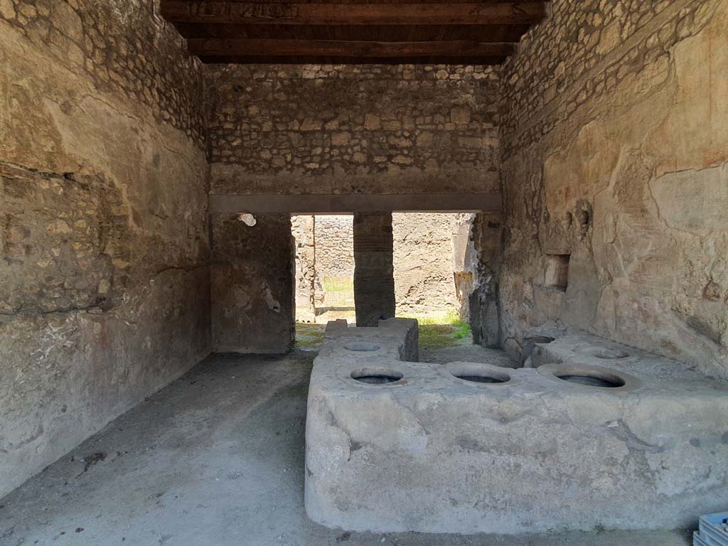 I.8.15 Pompeii, on right. 1961. Entrance doorway with graffiti on Via di Castricio, on the right. On the left is the doorway of I.7.14 and the roadway between I.7 and I.8. Photo by Stanley A. Jashemski.
Source: The Wilhelmina and Stanley A. Jashemski archive in the University of Maryland Library, Special Collections (See collection page) and made available under the Creative Commons Attribution-Non Commercial License v.4. See Licence and use details.
J61f0269
