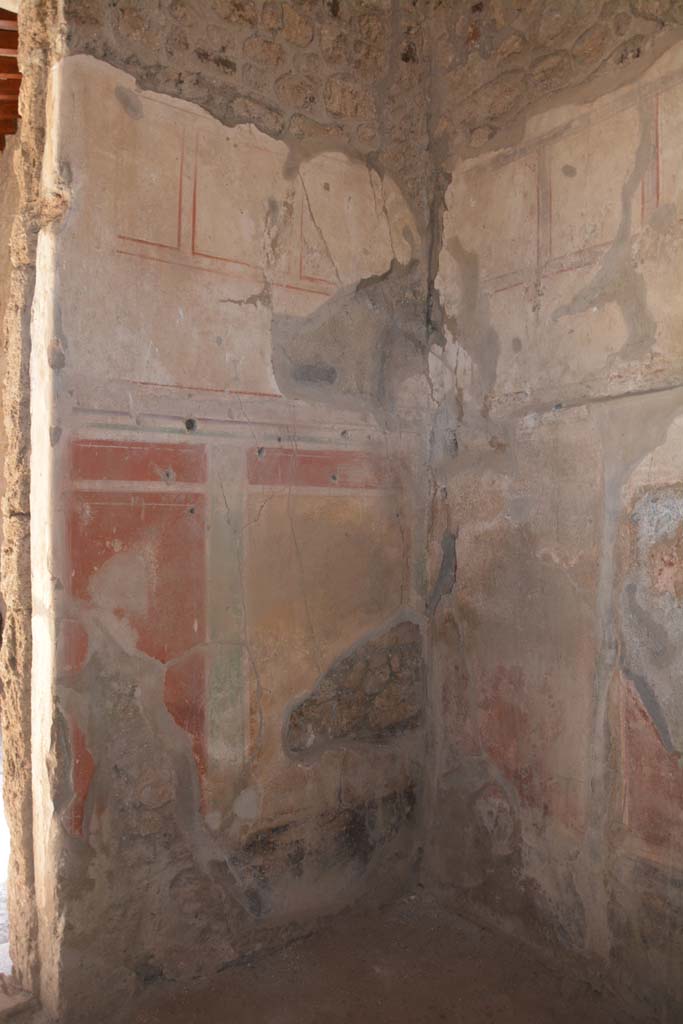 I.8.17 Pompeii. October 2019. Room 4, looking towards south-east corner.
Foto Annette Haug, ERC Grant 681269 DCOR.

