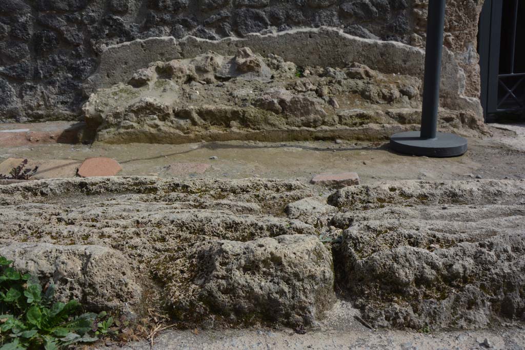 I.8.17 Pompeii. March 2019. Looking east towards bench from edge of pavement in vicolo.
Foto Annette Haug, ERC Grant 681269 DCOR.
