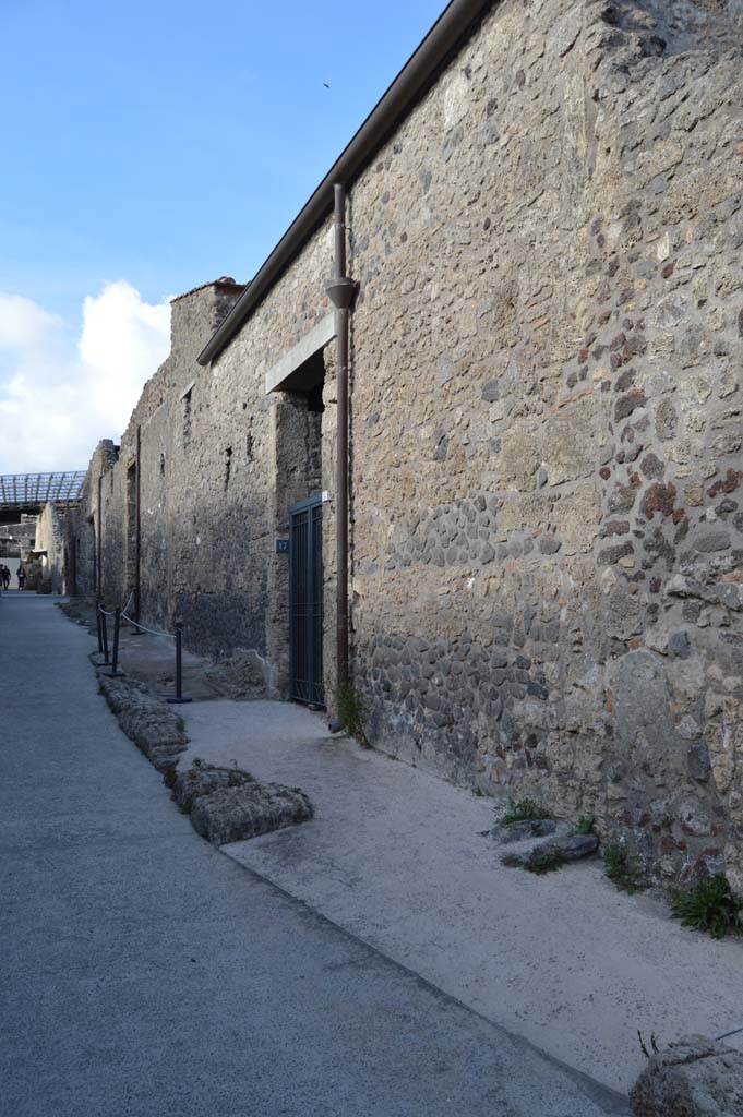 I.8.17 Pompeii. March 2019. Looking north to entrance doorway.
Foto Taylor Lauritsen, ERC Grant 681269 DCOR.
