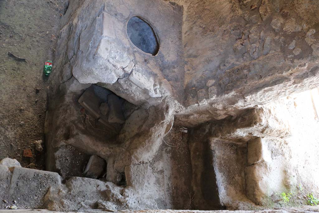 I.8.19 Pompeii. December 2018. Looking through window to lower level, with steps on south side. Photo courtesy of Aude Durand.