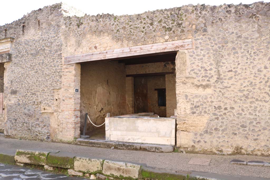 I.9.4 Pompeii. December 2018. Looking south on Via dell’Abbondanza towards entrance doorway. Photo courtesy of Aude Durand.