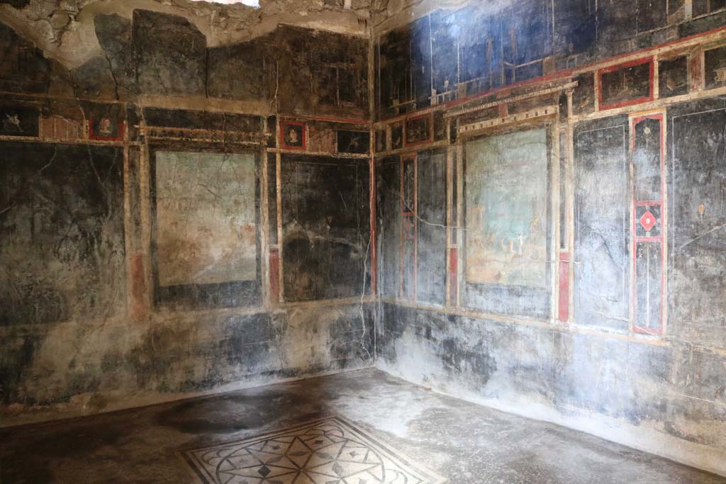 I.9.5 Pompeii. April 2022. 
Room 10, north wall of triclinium. Painting of the War under Troy or Seven against Thebes.
Photo courtesy of Johannes Eber.

