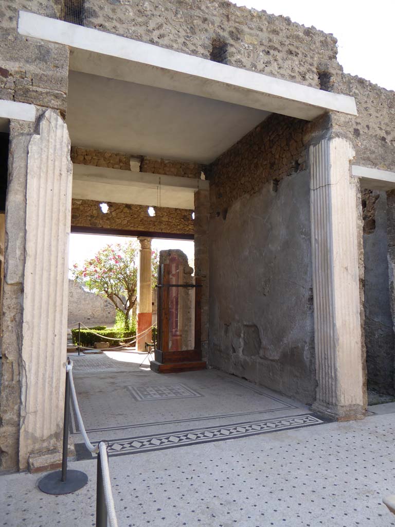 I.9.5 Pompeii. September 2017. Looking south across atrium towards tablinum 8.
Foto Annette Haug, ERC Grant 681269 DÉCOR.
