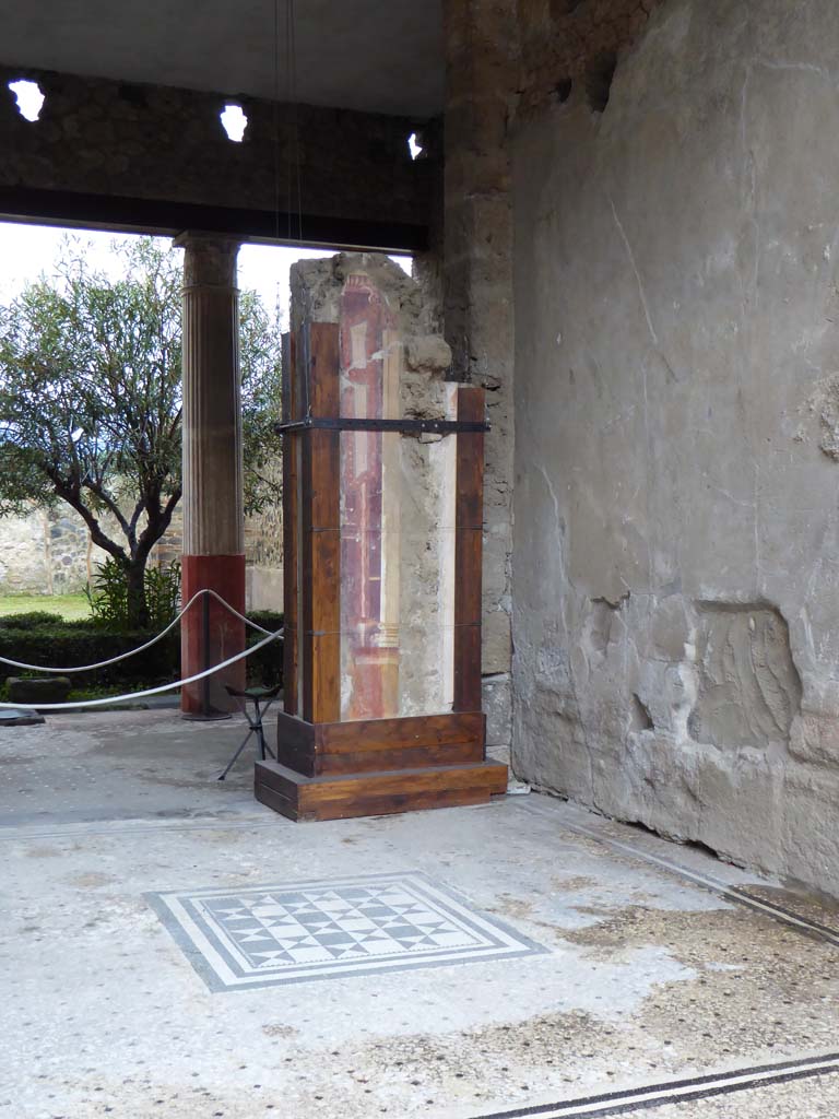 I.9.5 Pompeii. January 2017. 
Room 8, looking south-west across tablinum, with fragment of upper wall, in glass case.
Foto Annette Haug, ERC Grant 681269 DÉCOR.
