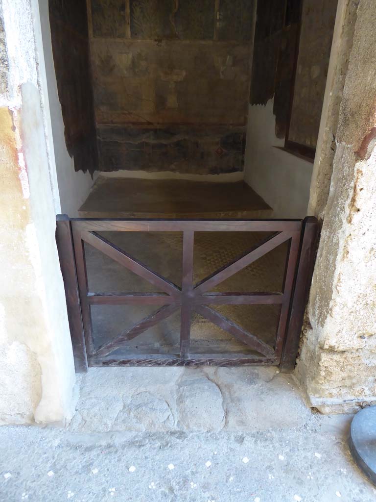 I.9.5 Pompeii. September 2017. Room 11, doorway threshold. 
Foto Annette Haug, ERC Grant 681269 DÉCOR.

