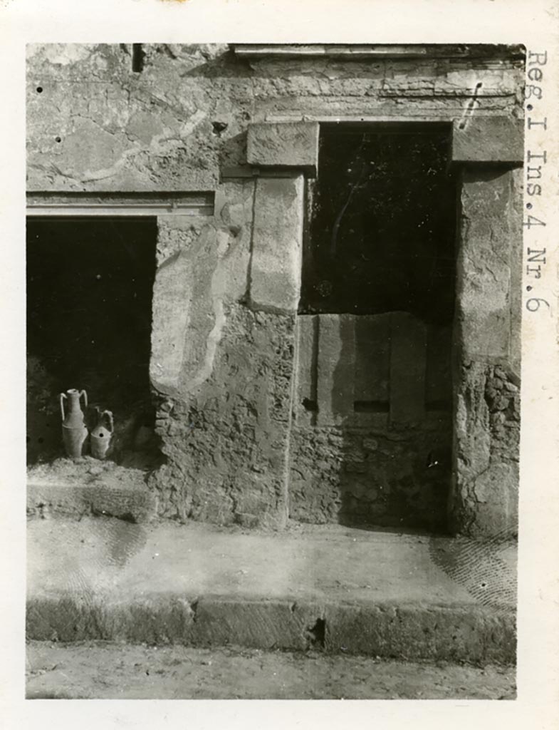 I.9.5 Pompeii. January 2017. Cast of the entrance doorway.
Foto Annette Haug, ERC Grant 681269 DÉCOR.
