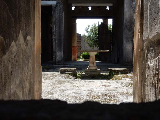 I.9.5 Pompeii. December 2004. Room 1, fauces. Looking south across atrium from entrance corridor.