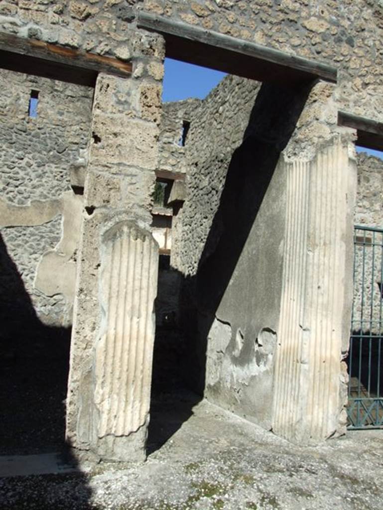 I.9.5 Pompeii. September 2017. 
Looking north-west across atrium 3 towards doorway to room 2, on left, next to entrance corridor, on right.
Foto Annette Haug, ERC Grant 681269 DÉCOR.

