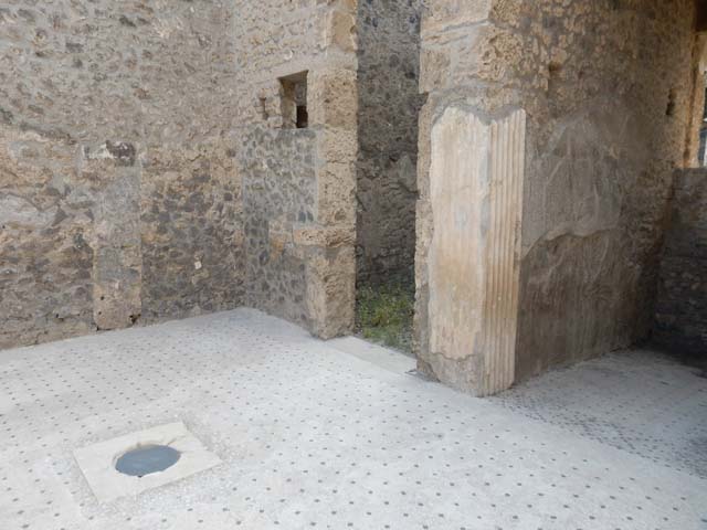 I.9.5 Pompeii. October 2022. 
Looking north along west wall of entrance corridor/fauces. Photo courtesy of Klaus Heese.
