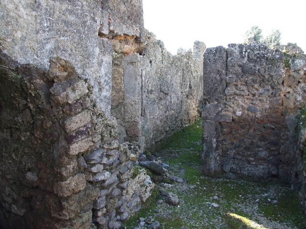 I.9.9  Pompeii. December 2006. Looking west from entrance fauces.