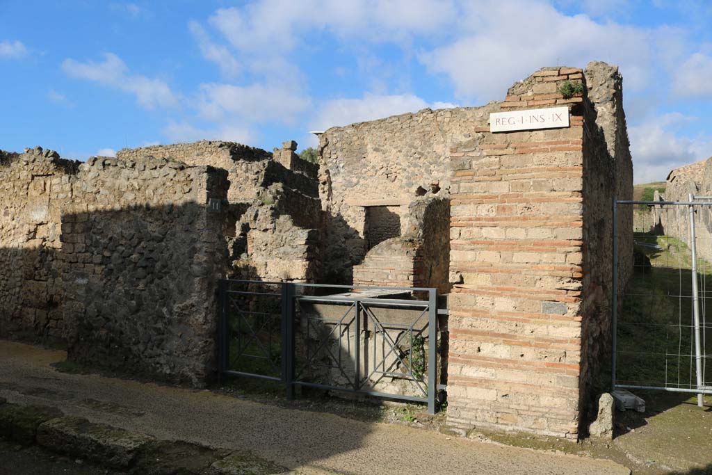 I.9.11 Pompeii. December 2018. 
Looking north towards entrance doorway on Via di Castricio with unnamed vicolo, on right. Photo courtesy of Aude Durand.

According to Della Corte, found on the left (west) side of the entrance, in April–June 1953, was an electoral recommendation –
Amarantus Pompeianus rog(at).
See Della Corte, M., 1965. Case ed Abitanti di Pompei. Napoli: Fausto Fiorentino. (p.340)

According to Epigraphik-Datenbank Clauss/Slaby (See www.manfredclauss.de) it read as -
     
Q(uintum)  Postum(ium)  Proculum  aed(ilem)  o(ro)  v(os)  f(aciatis) 
Amarantus  Pompeianus  rog(at) 
Papilio              [CIL IV 9829a]

