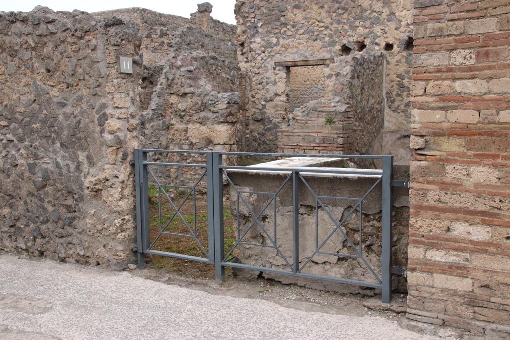 I.9.11 Pompeii. May 2024. Looking north-west to entrance doorway on Via di Castricio. Photo courtesy of Klaus Heese.