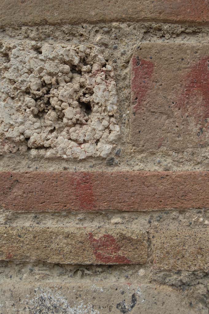 I.9.11 Pompeii. October 2017. Detail from masonry on pilaster.
Foto Taylor Lauritsen, ERC Grant 681269 DÉCOR.
