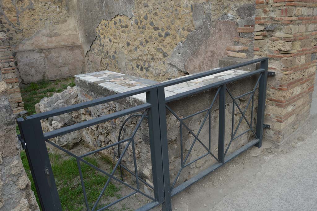 I.9.11 Pompeii. October 2017. Looking north-east across counter in bar-room.
Foto Taylor Lauritsen, ERC Grant 681269 DÉCOR.
