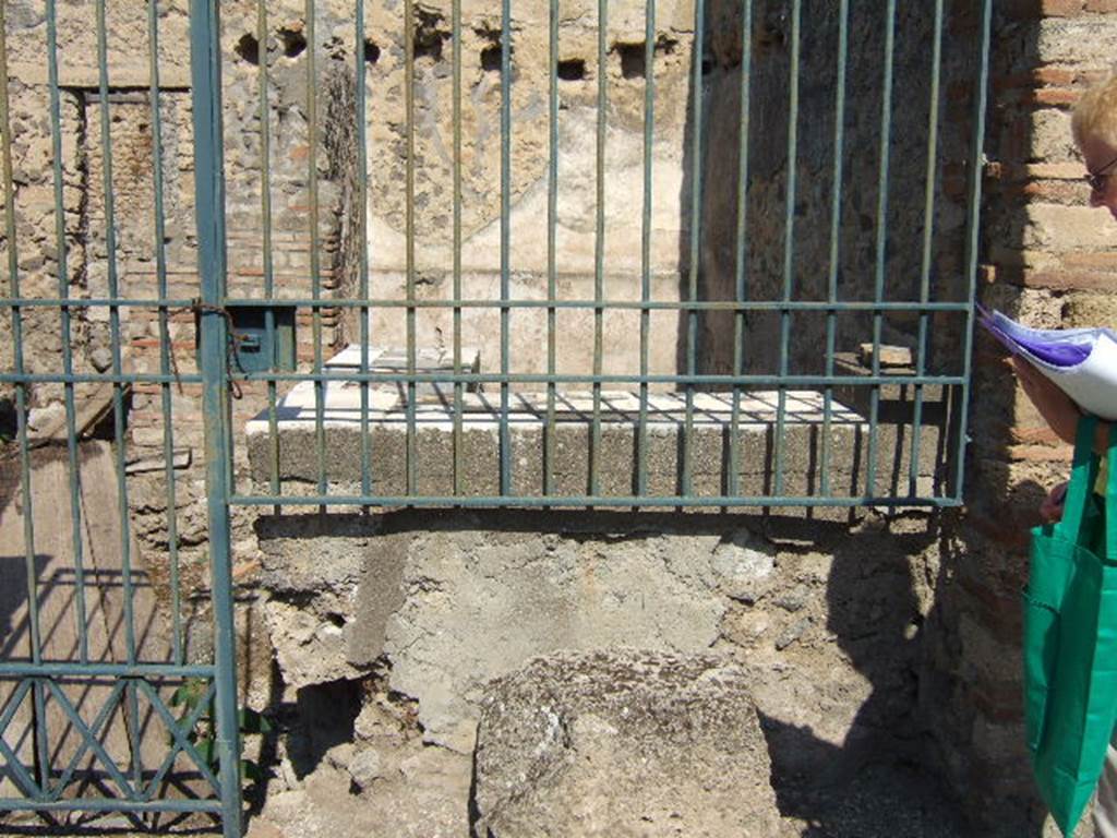 I.9.11 Pompeii.   September 2005.  Remains of counter.