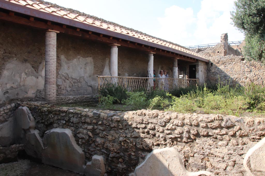 I.9.14 Pompeii. October 2022. Room 1, upper garden area, looking towards portico on west side. Photo courtesy of Klaus Heese.