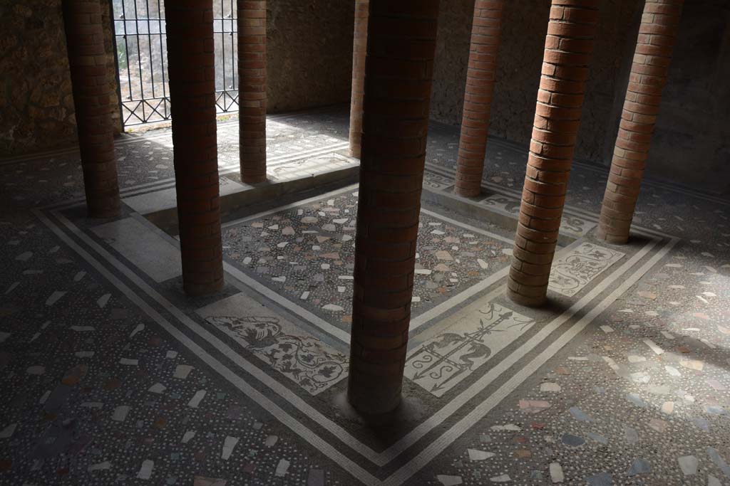 I.10.4 Pompeii. September 2019. Room 46, atrium and impluvium of baths’ area, with columns.
Foto Annette Haug, ERC Grant 681269 DÉCOR.

