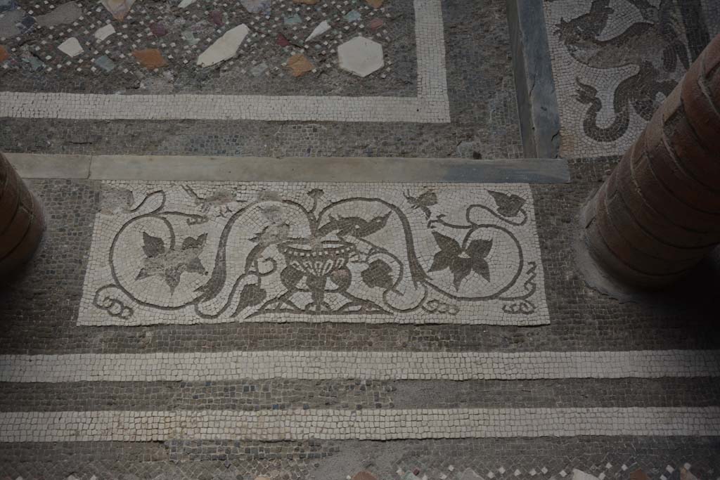 I.10.4 Pompeii. September 2019. Room 46, mosaic of ivy and pot.
Foto Annette Haug, ERC Grant 681269 DÉCOR.
