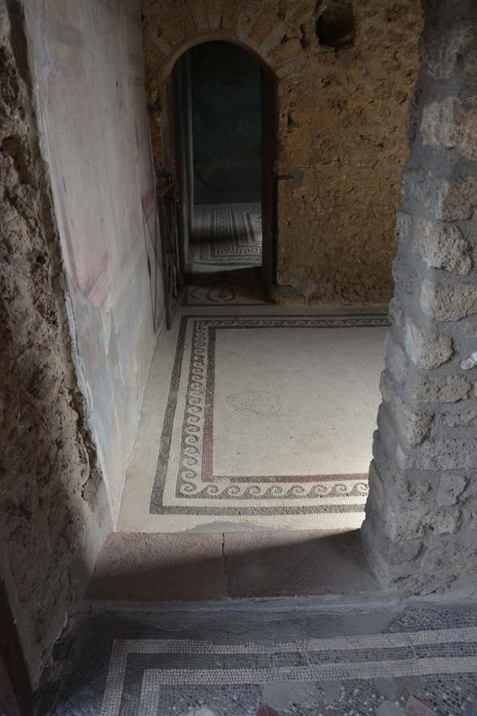 I.10.4 Pompeii. September 2019. Doorway threshold to room 47 from room 46. 
Looking south across flooring towards arched doorway into caldarium. 
Foto Annette Haug, ERC Grant 681269 DÉCOR.
