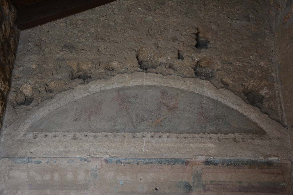 I.10.4 Pompeii. September 2019. Room 47, arched painted panel on east wall below ceiling.
Foto Annette Haug, ERC Grant 681269 DÉCOR.

