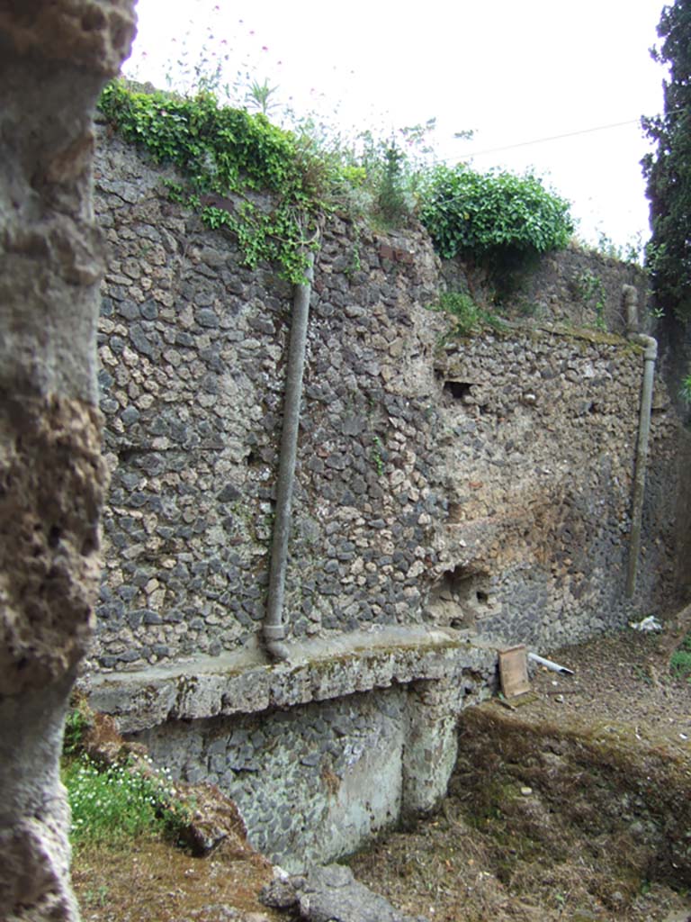 I.10.4 Pompeii. May 2006. Looking south from room 47.