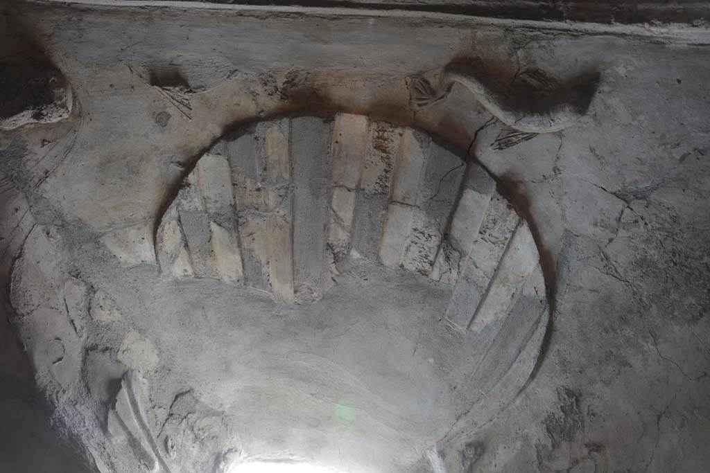 I.10.4 Pompeii. September 2019. Room 48, detail from window alcove in semi-circular alcove.
Foto Annette Haug, ERC Grant 681269 DÉCOR.
