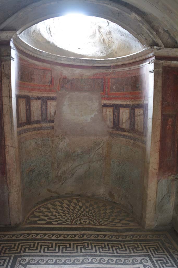 I.10.4 Pompeii. September 2019. Room 48, looking west towards semi-circular alcove.
Foto Annette Haug, ERC Grant 681269 DÉCOR.

