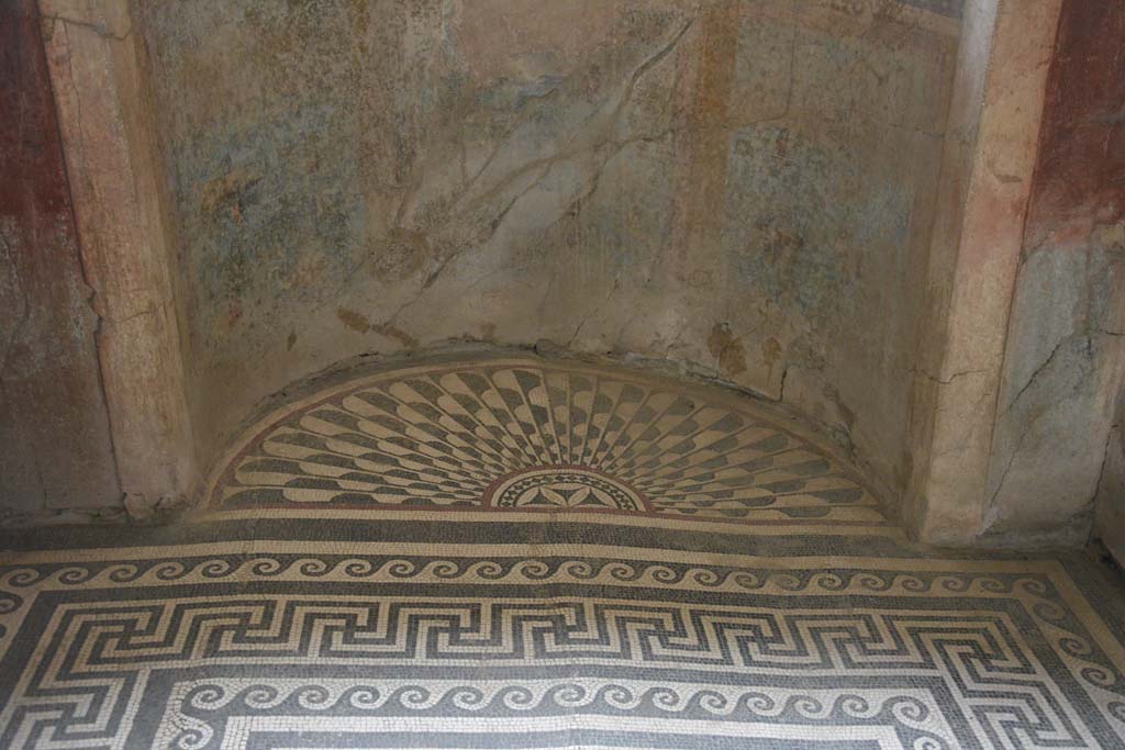 I.10.4 Pompeii. September 2019. Room 48, mosaic floor in semi-circular alcove.
Foto Annette Haug, ERC Grant 681269 DÉCOR.
