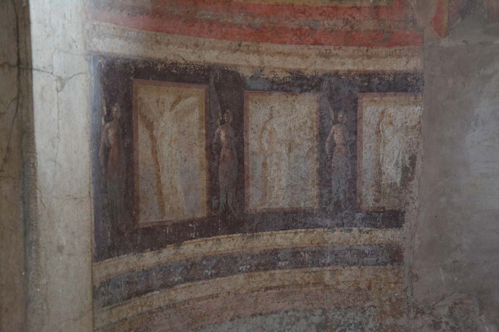 I.10.4 Pompeii. September 2019. Room 48, painted figures in semi-circular alcove.
Foto Annette Haug, ERC Grant 681269 DÉCOR.
