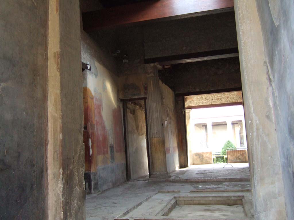 I.10.4 Pompeii. September 2017. Looking south across impluvium in atrium.  
Foto Annette Haug, ERC Grant 681269 DÉCOR.

