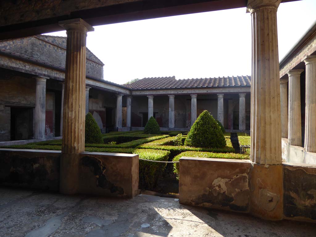 I.10.4 Pompeii. September 2017. Looking south from north portico.
Foto Annette Haug, ERC Grant 681269 DCOR.
