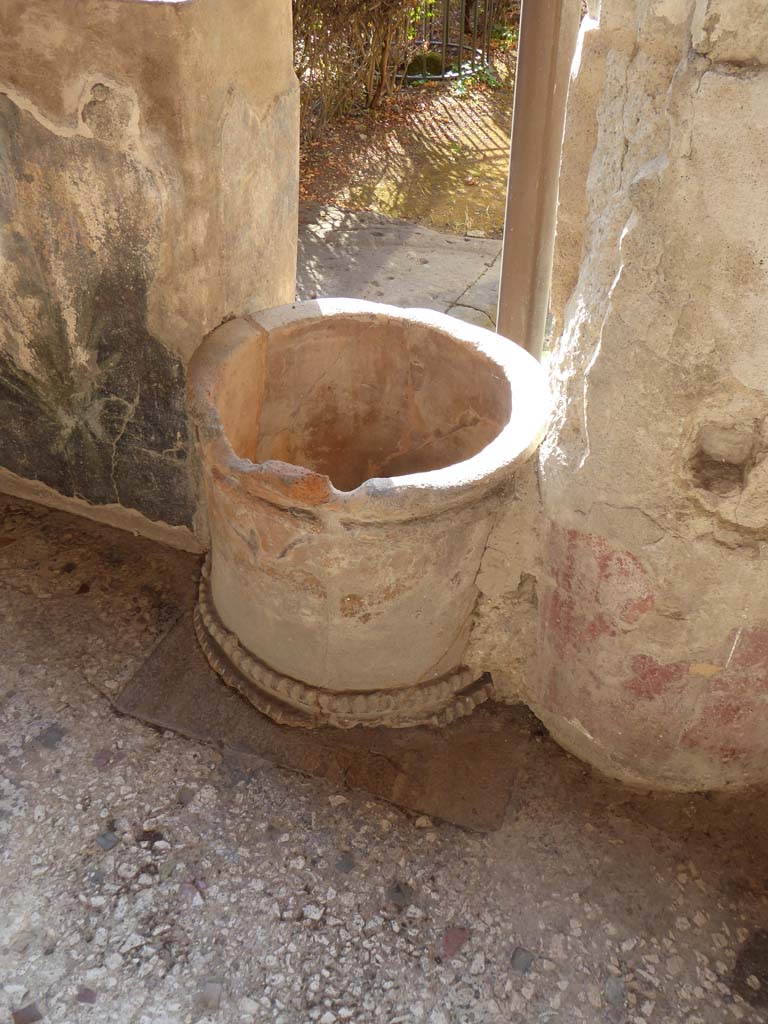 I.10.4 Pompeii. September 2017. Looking south to painted pluteus and puteal on west side of north portico.
 Foto Annette Haug, ERC Grant 681269 DCOR.
