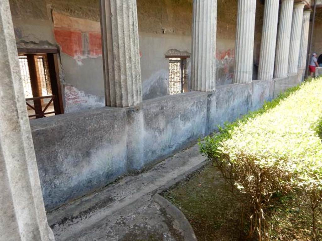 I.10.4 Pompeii. September 2017. Looking east across peristyle from west portico. 
Foto Annette Haug, ERC Grant 681269 DCOR.

