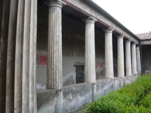 I.10.4 Pompeii. September 2019. Looking north along west portico.
Foto Annette Haug, ERC Grant 681269 DCOR.

