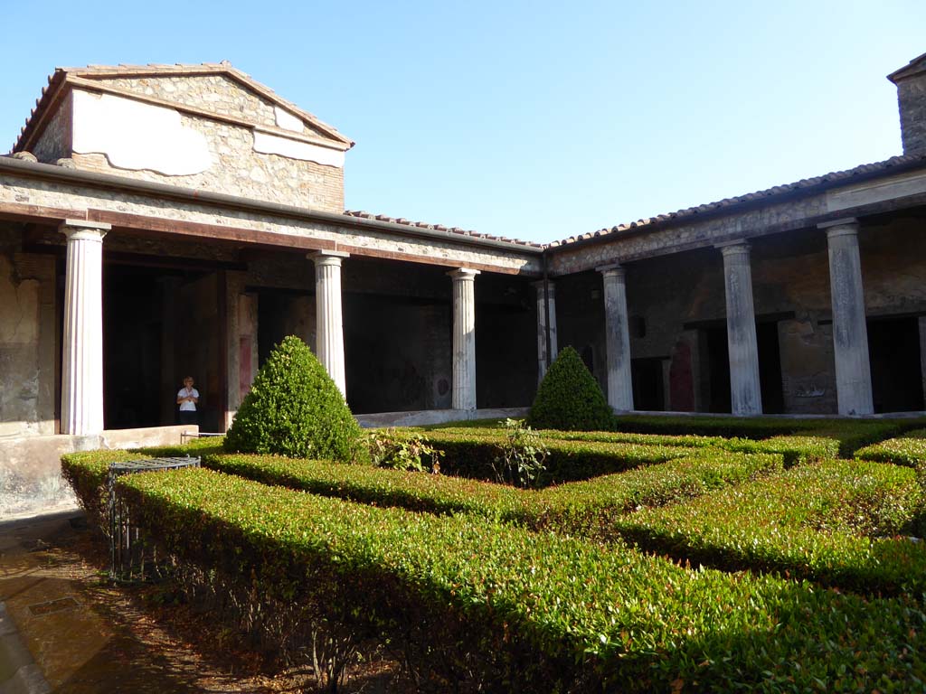 I.10.4 Pompeii. September 2017. Looking north-east across peristyle garden.
Foto Annette Haug, ERC Grant 681269 DCOR.
