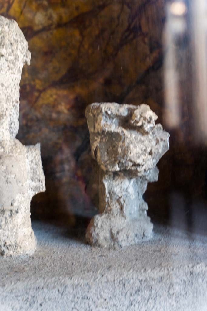 I.10.4 Pompeii. April 2022. 
Alcove 25, detail of plaster cast, on the left, on the lararium or domestic shrine. (Image 2). 
Photo courtesy of Johannes Eber.
