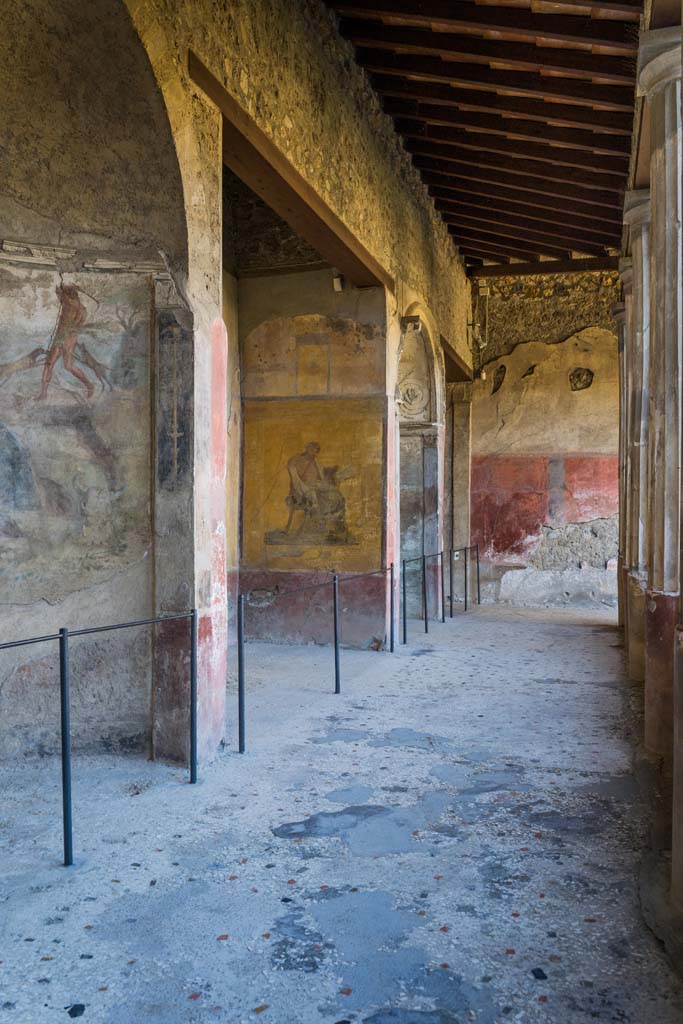 I.10.4 Pompeii. May 2015. Alcove 24, detail of floor. Photo courtesy of Buzz Ferebee.