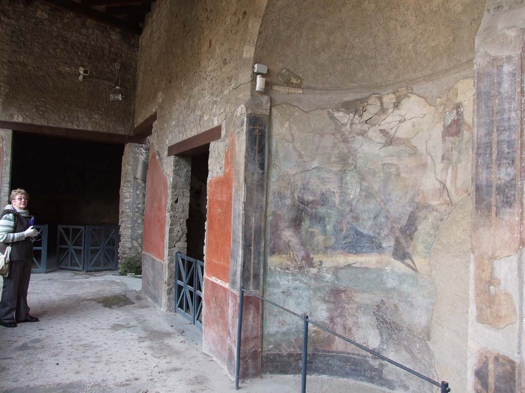 I.10.4 Pompeii. September 2018. 
Alcove 23, looking towards red zoccolo with painted plant from lower east wall, and across flooring.  
Foto Annette Haug, ERC Grant 681269 DCOR.

