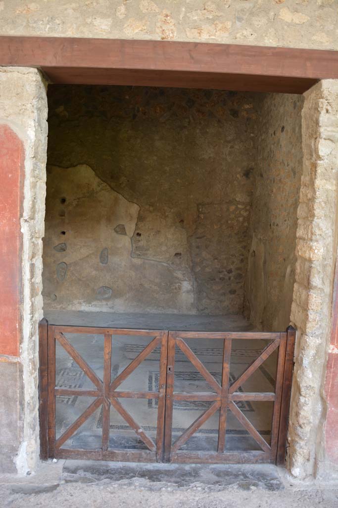 I.10.4 Pompeii. September 2019. Room 21, looking south through entrance doorway.
Foto Annette Haug, ERC Grant 681269 DCOR.
