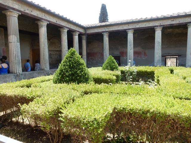 I.10.4 Pompeii. May 2017. Detail from upper east side of peristyle garden. Photo courtesy of Buzz Ferebee.
