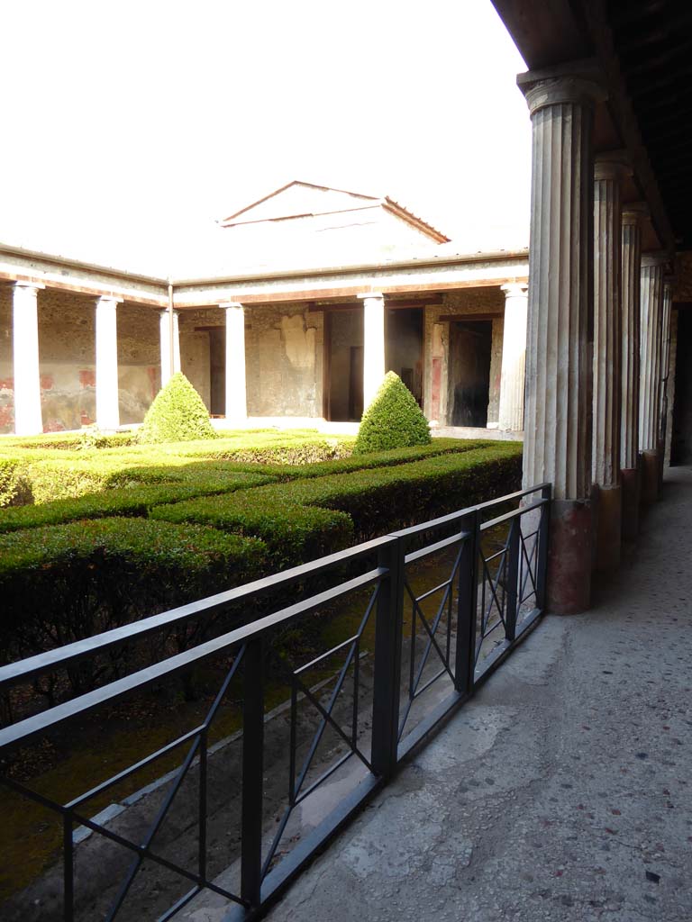 I.10.4 Pompeii. May 2017. Detail from upper east side of peristyle garden. Photo courtesy of Buzz Ferebee.
