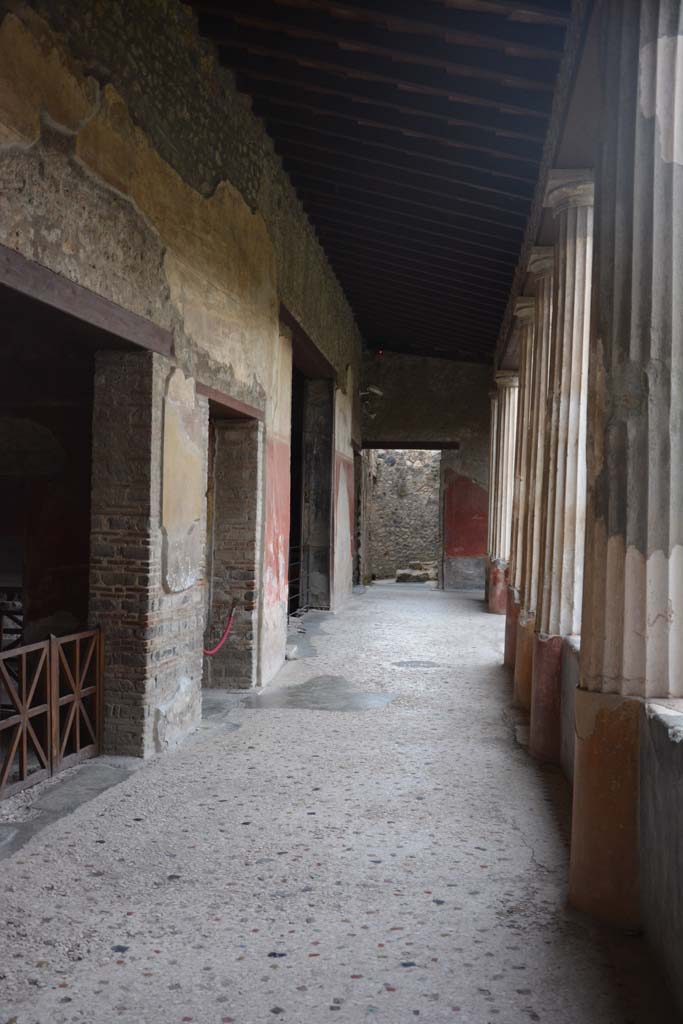 I.10.4 Pompeii. September 2017. Looking north along east portico.
Foto Annette Haug, ERC Grant 681269 DÉCOR.
