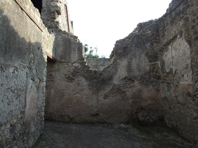 I.10.6 Pompeii. September 2015. South wall of workshop.

